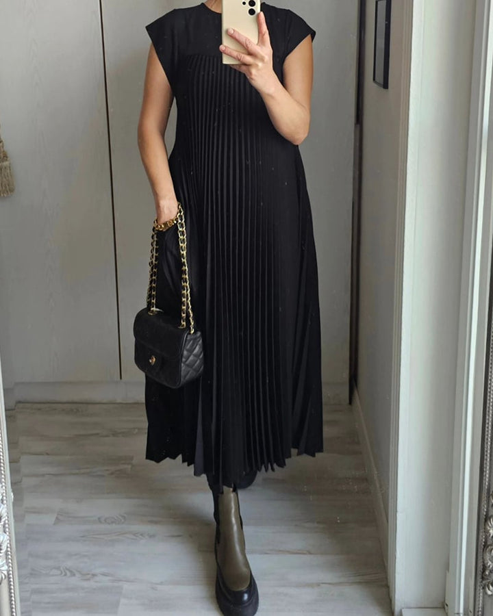 Black pleated maxi dress with short sleeves and vertical pleat stripes, mirror selfie
