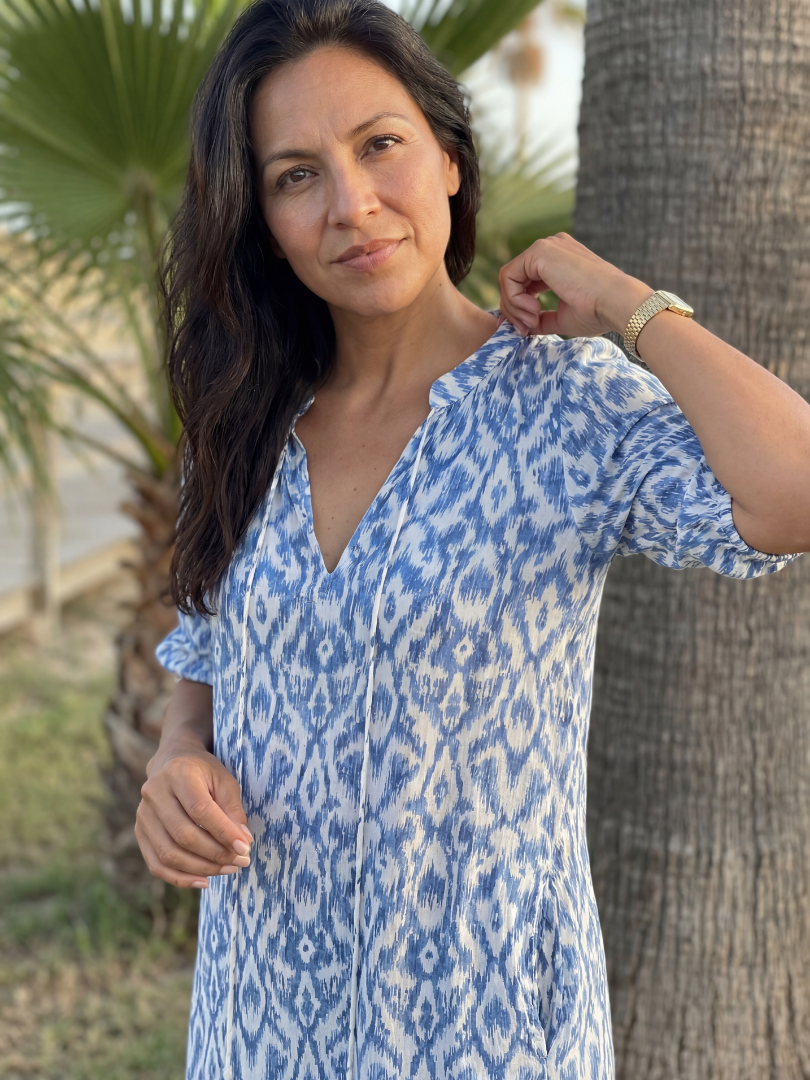 Blue patterned midi dress with V-neck and short sleeves, front view