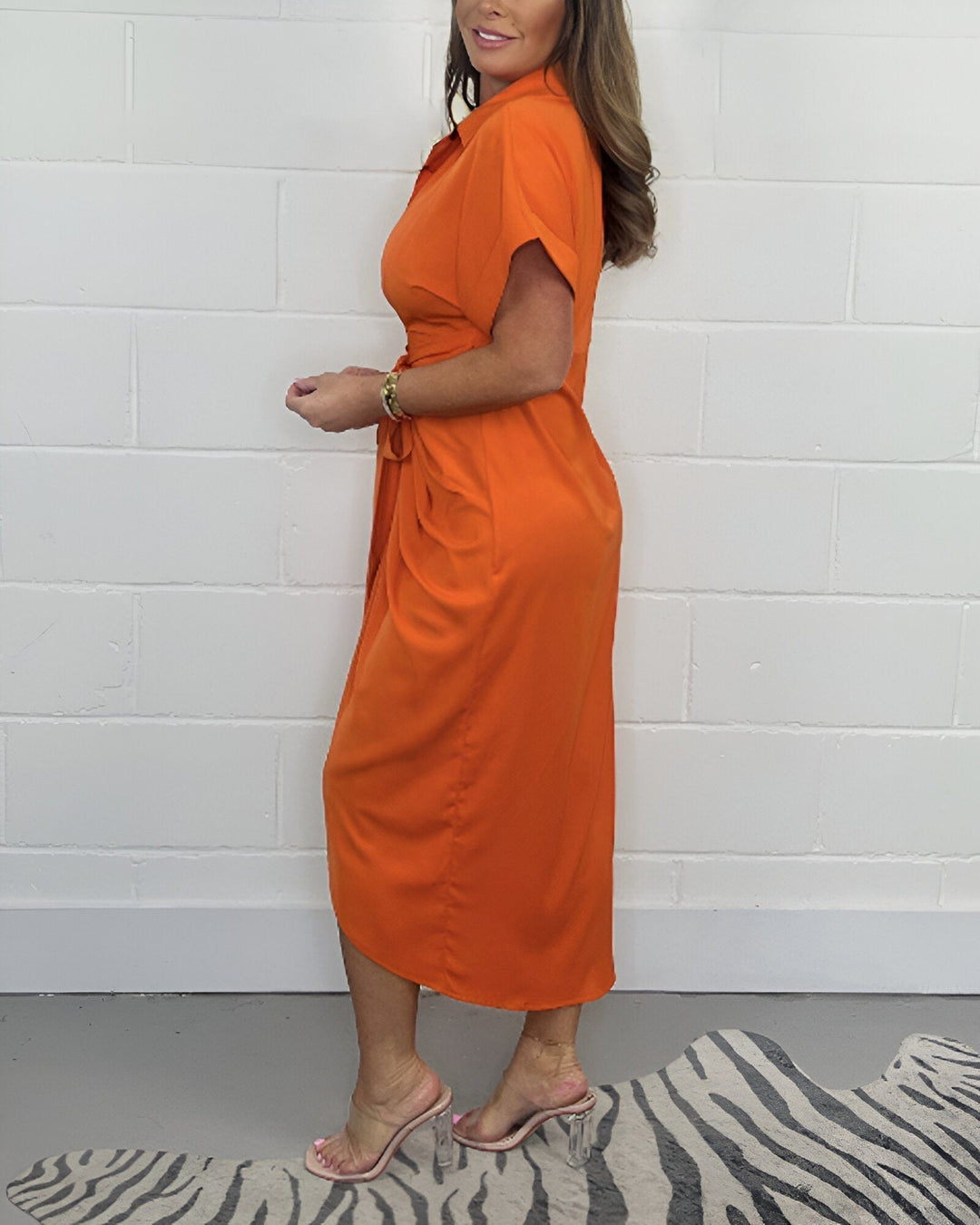 Orange flared midi dress with V-neck, short sleeves, front knot and midi slit