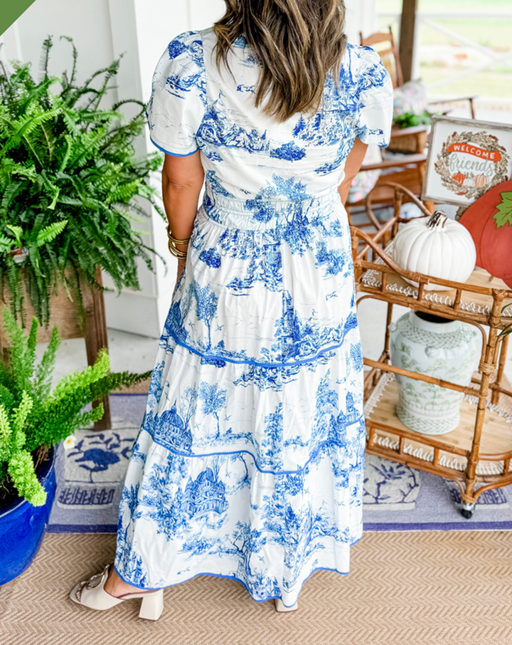 Tiered short-sleeve maxi dress with V-neck, white base and blue toile print