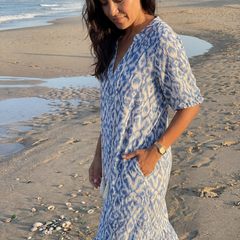 Blue patterned midi dress with V-neck and short sleeves, side view