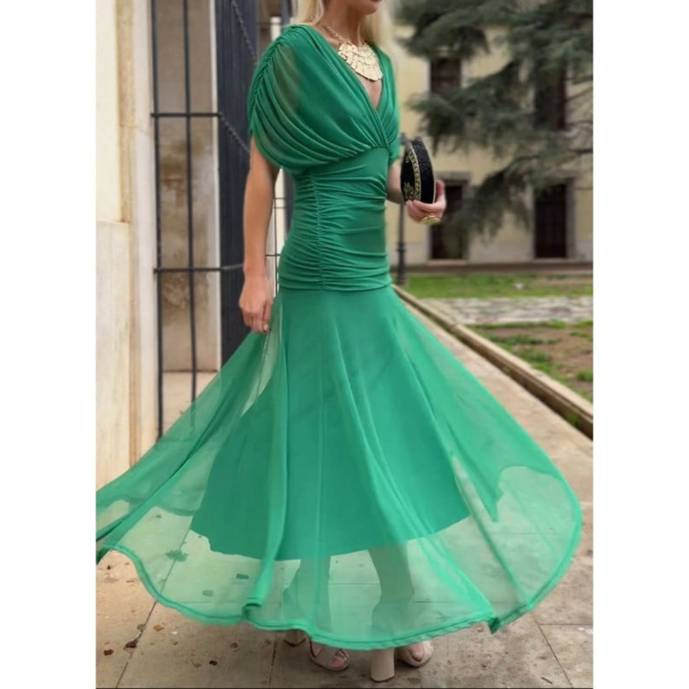 Green mesh flower midi dress with V-neck and ruched bodice, flowing pleated skirt