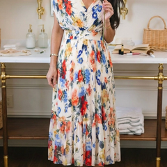 Floral pleated midi dress with short sleeves, V-neck; close-up with necklace and heels