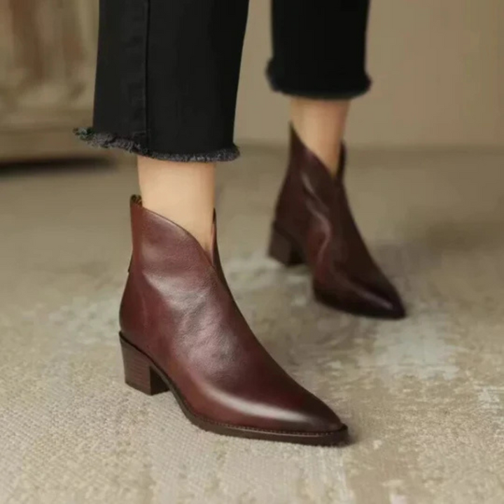 Brown leather ankle boots with block heel and pointed toe, side zipper opening