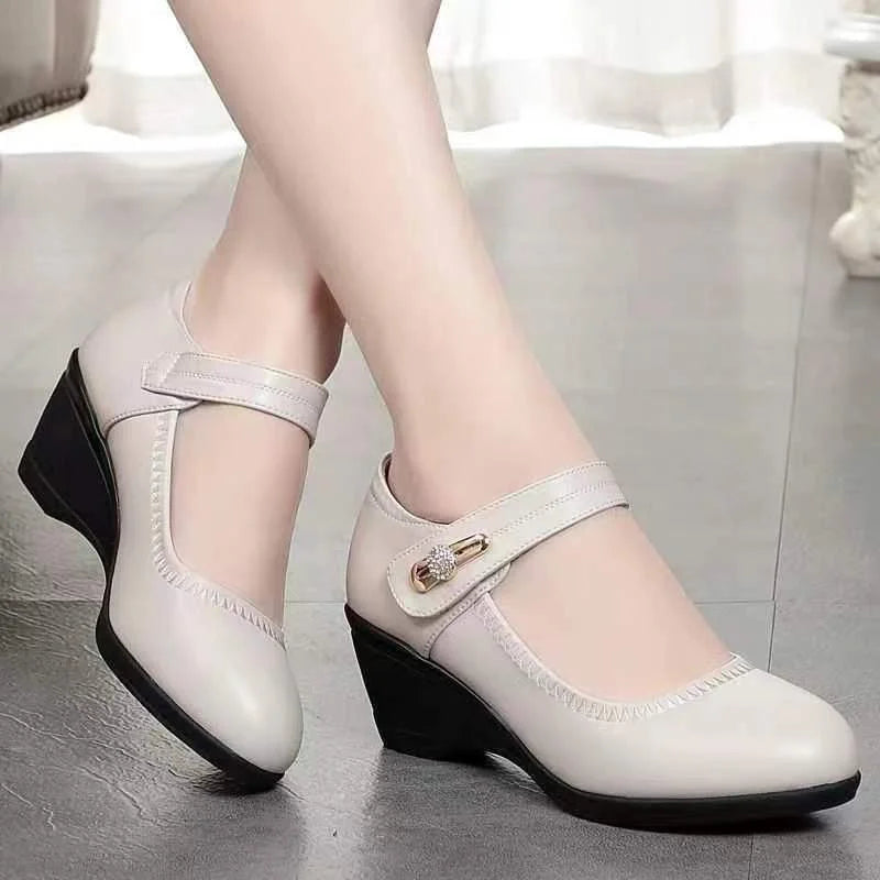Beige mid-heel Mary Jane shoes with T-strap and decorative metallic buckle
