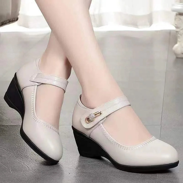 Beige mid-heel Mary Jane shoes with T-strap and decorative metallic buckle