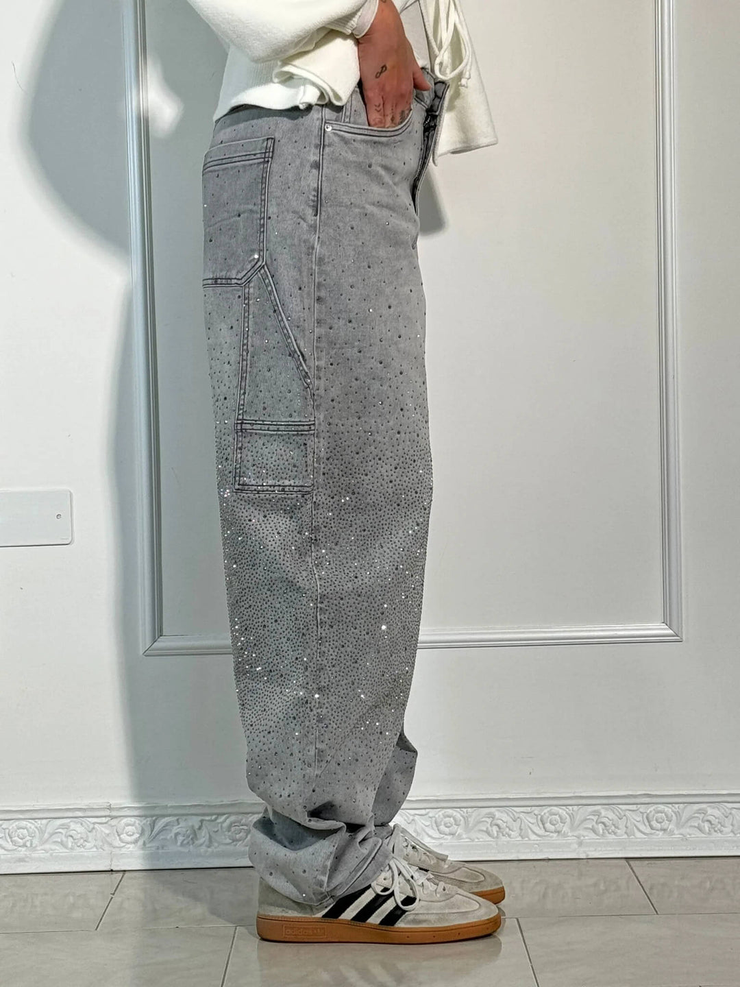 Gray speckled denim trousers with angled cargo pocket and rolled cuff hem