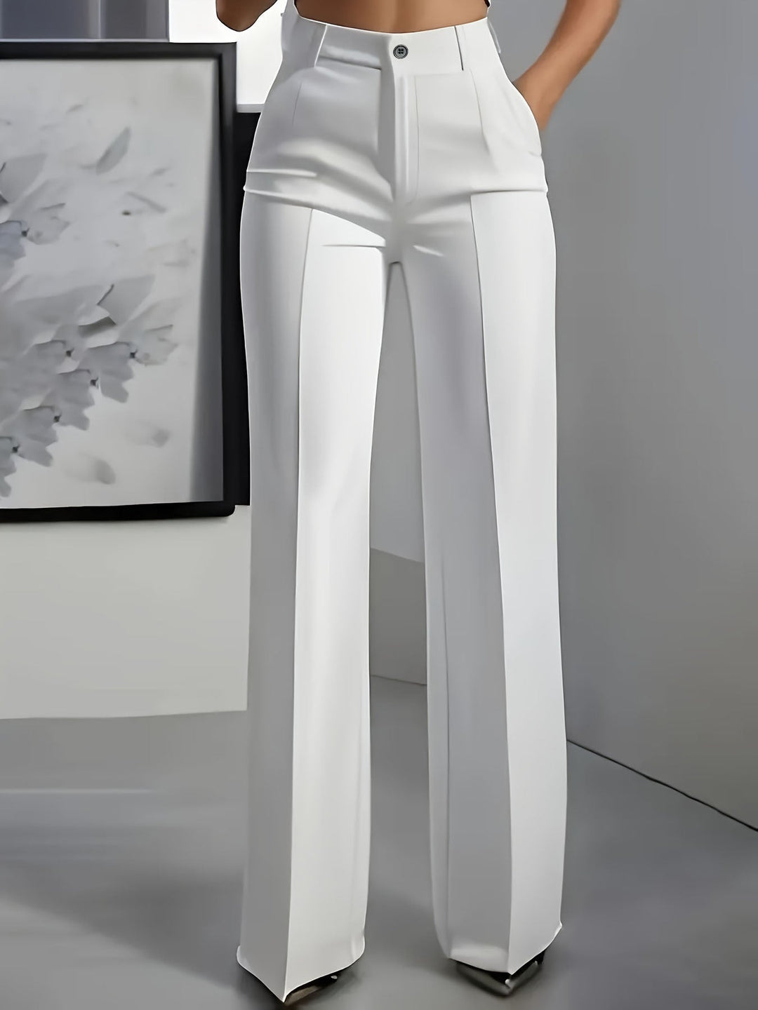 High-waisted straight-leg trousers in white, button closure, straight legs.