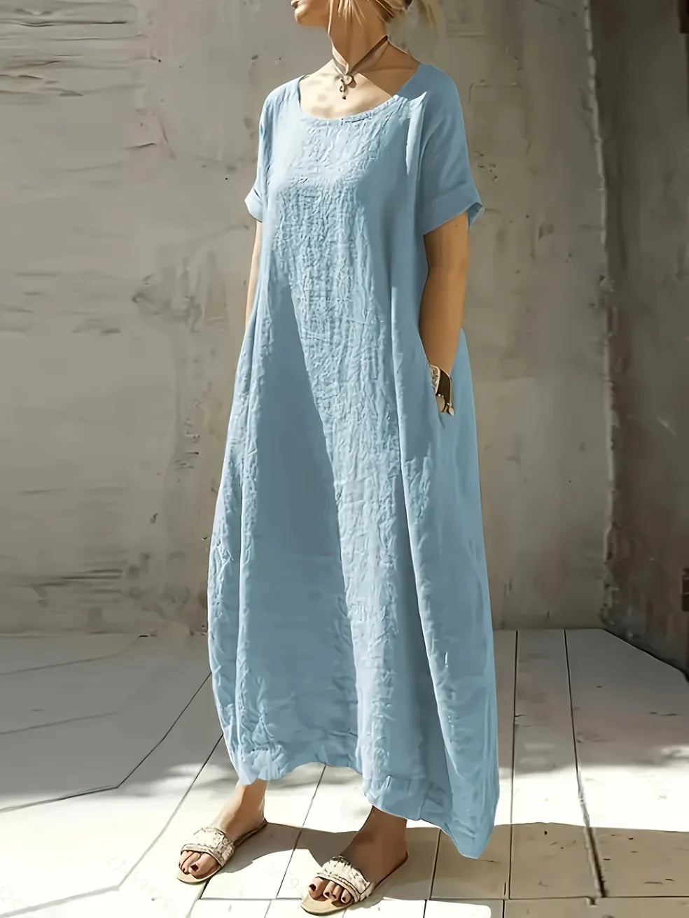 Light blue casual maxi dress with short sleeves and round neckline, airy long silhouette