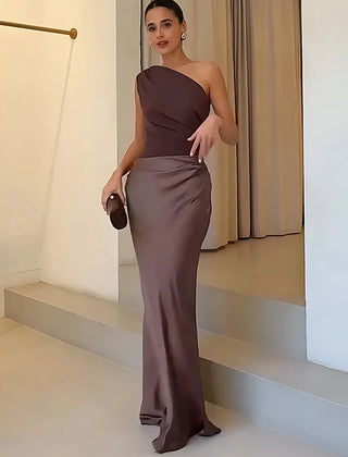 One-shoulder maxi dress in mauve-brown, fitted silhouette with draped waist