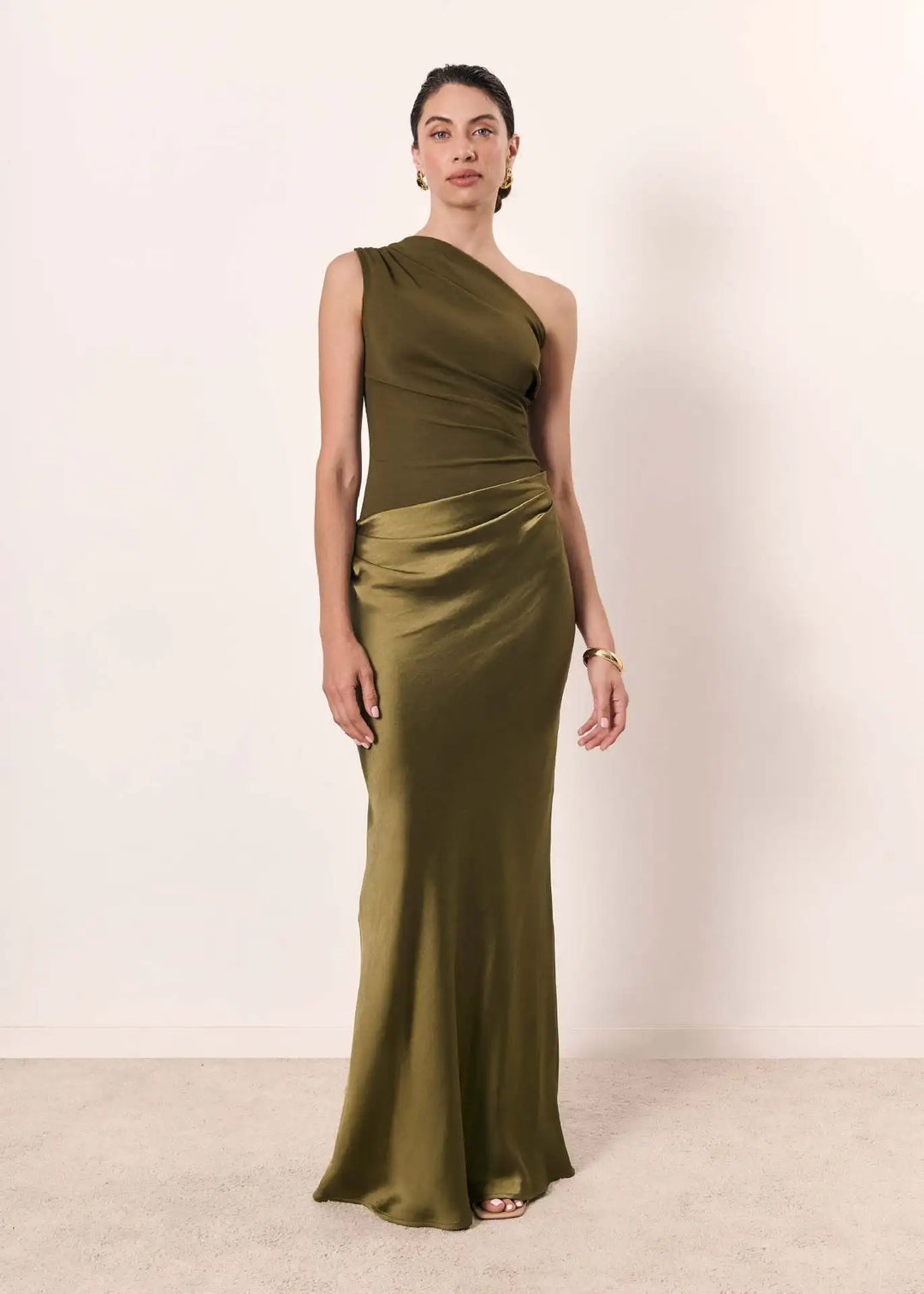 One-shoulder maxi dress in olive green, sleeveless one-shoulder with draped waist