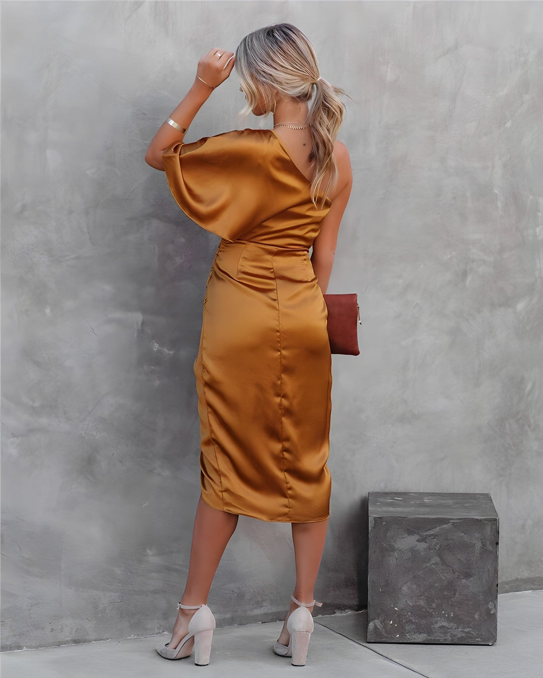 One-shoulder satin silk party dress in gold with ruched bodice and midi length