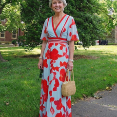 Floral maxi dress in light blue with red blooms, V-neck and short sleeves with belt