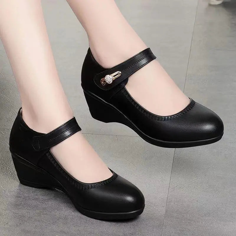 Black mid-heel Mary Jane shoes with T-strap and round metallic buckle